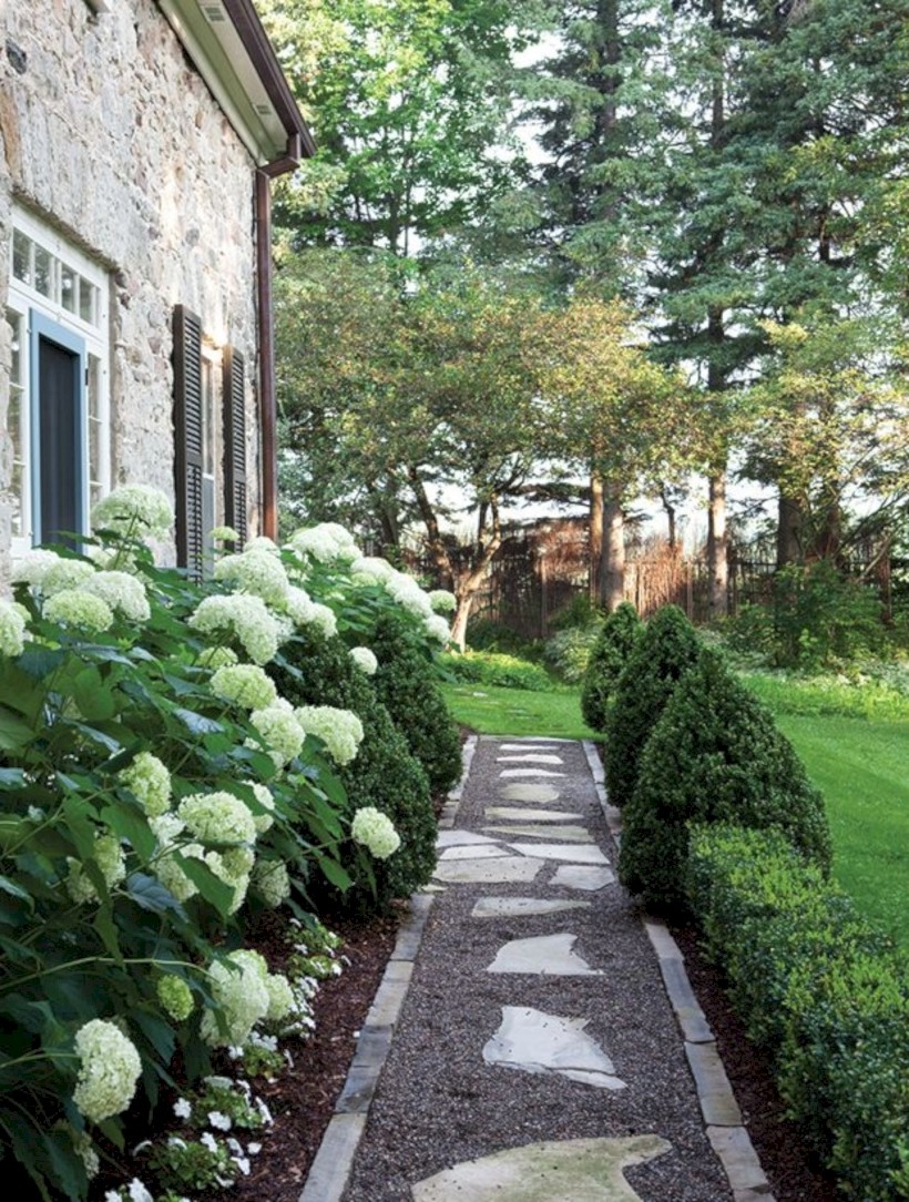 Best garden walkway to envy your visitor 47