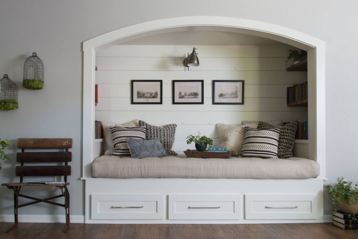Built-in bench for your basement design ideas 06
