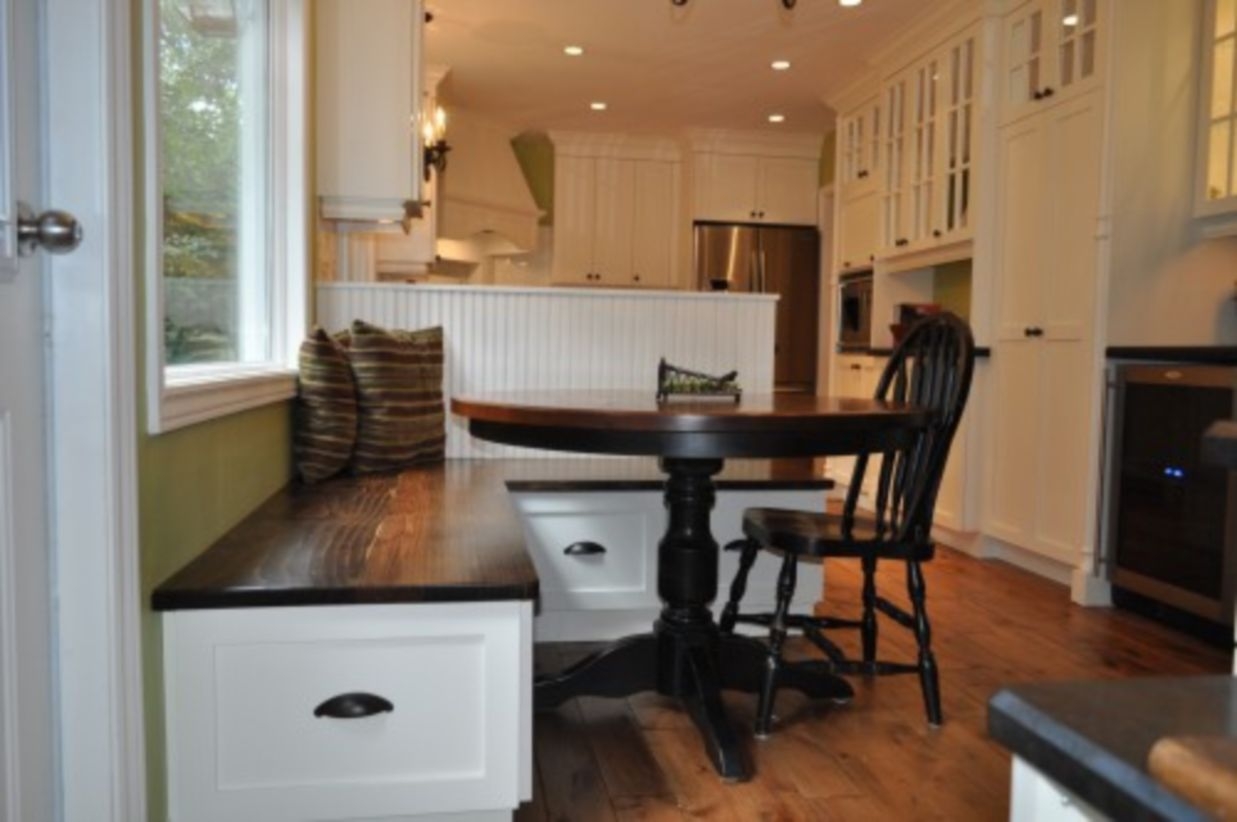 Built-in bench for your basement design ideas 26