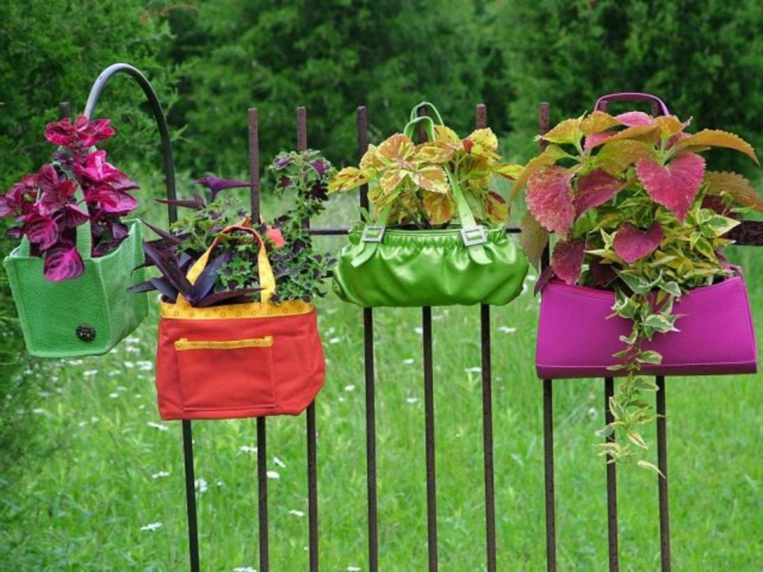Charming outdoor hanging planters ideas to brighten your yard 15