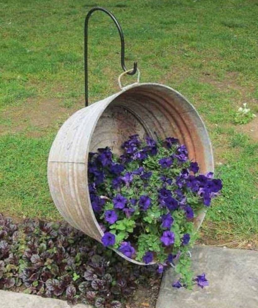 Charming outdoor hanging planters ideas to brighten your yard 33