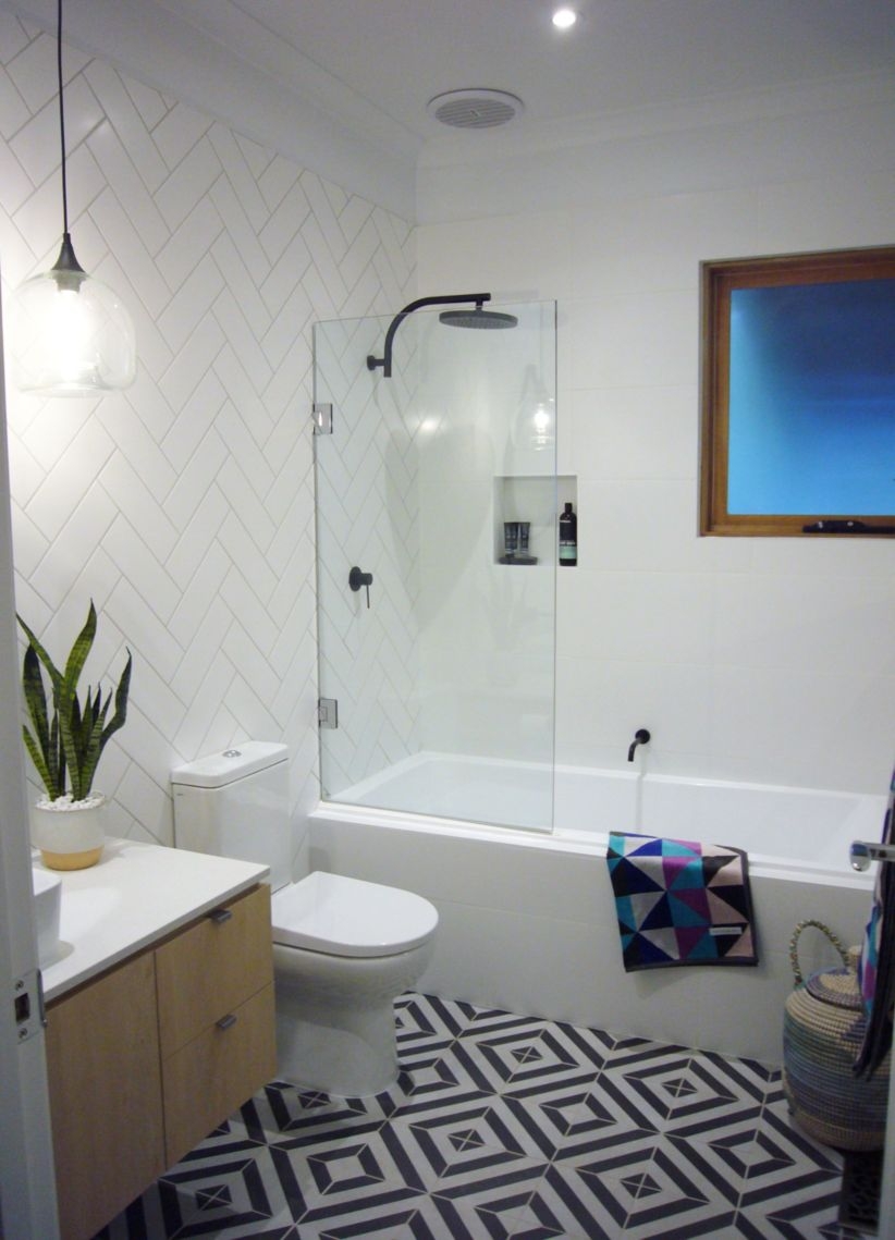 Half wall shower for your small bathroom design ideas 15