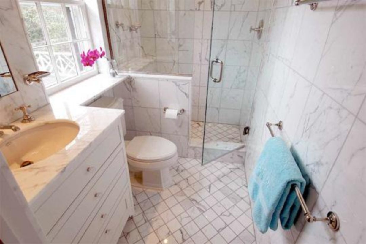 Half wall shower for your small bathroom design ideas 29