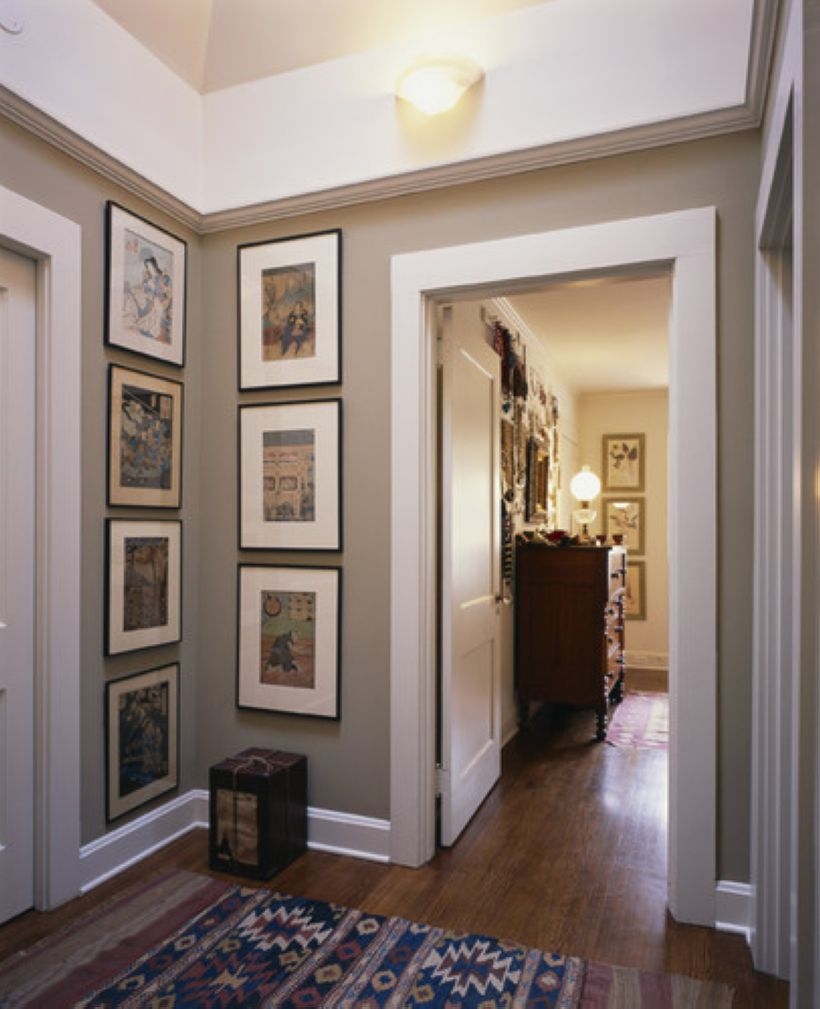White wall and picture frames in hallway decorating ideas 22