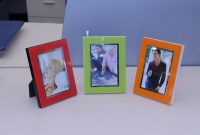 7 ndekorasi dinding ruang keluarga dengan bingkai foto