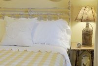 Old and new mix in the farmhouse bedroom