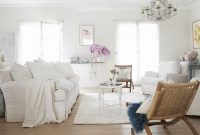 Shabby-chic living room in white