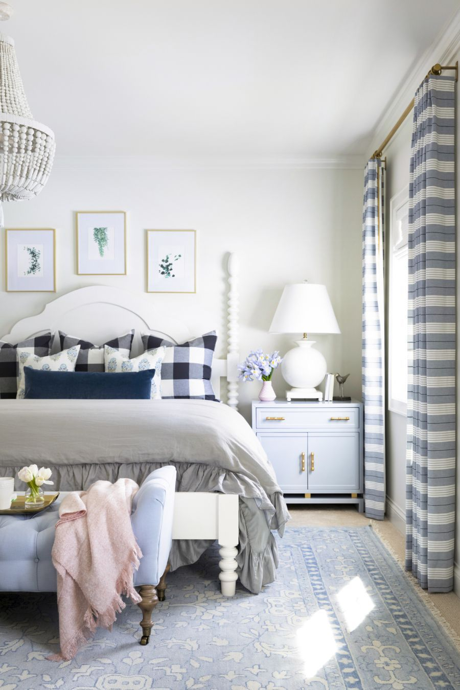 Classic and vintage farmhouse bedroom ideas 09