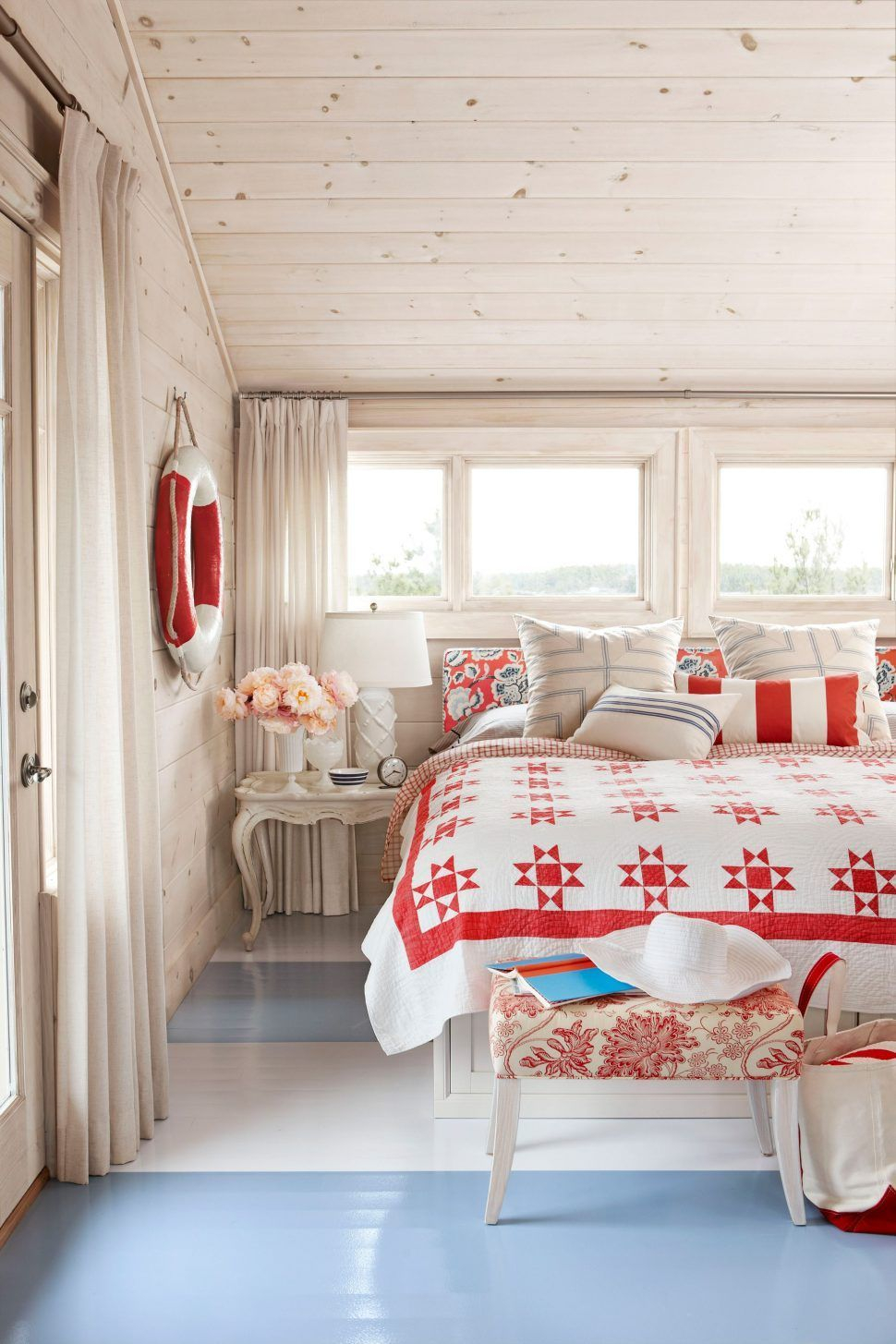Classic and vintage farmhouse bedroom ideas 11
