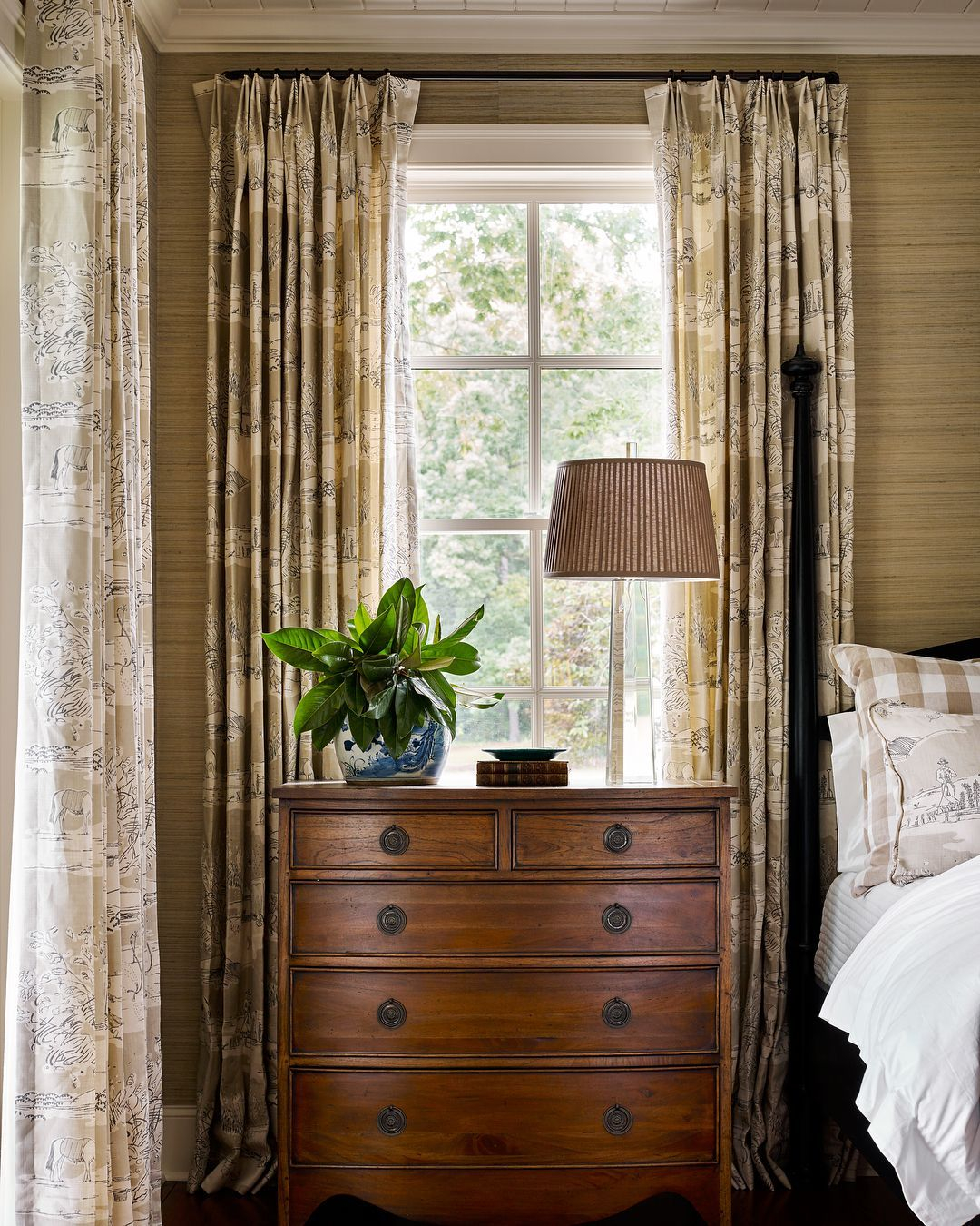 Classic and vintage farmhouse bedroom ideas 24