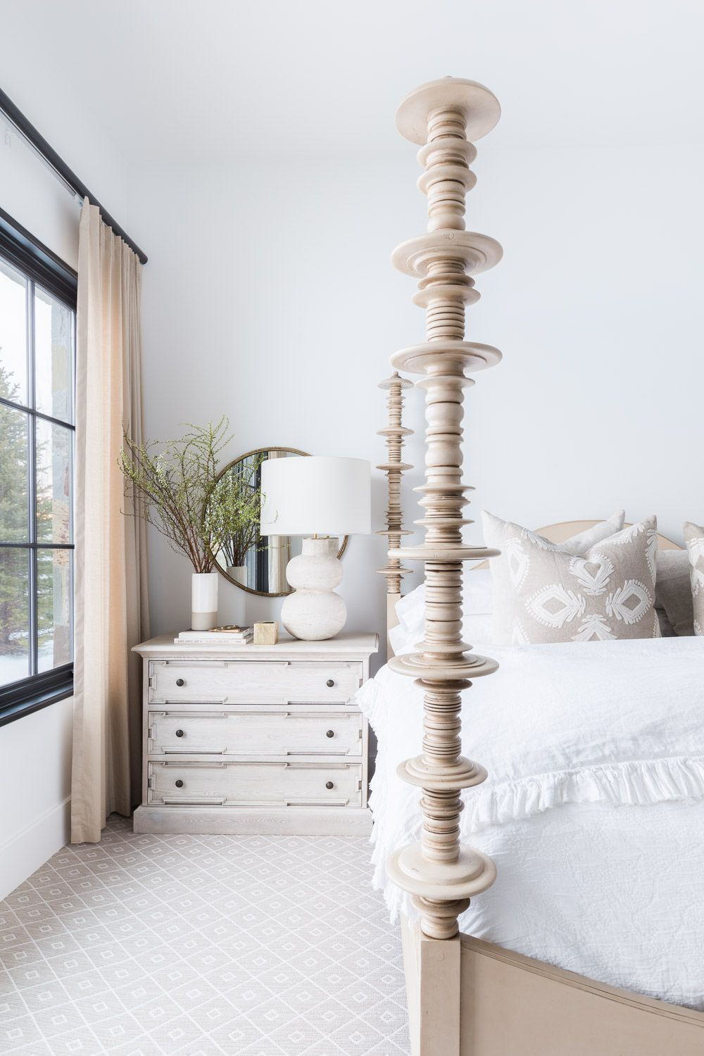 Classic and vintage farmhouse bedroom ideas 27
