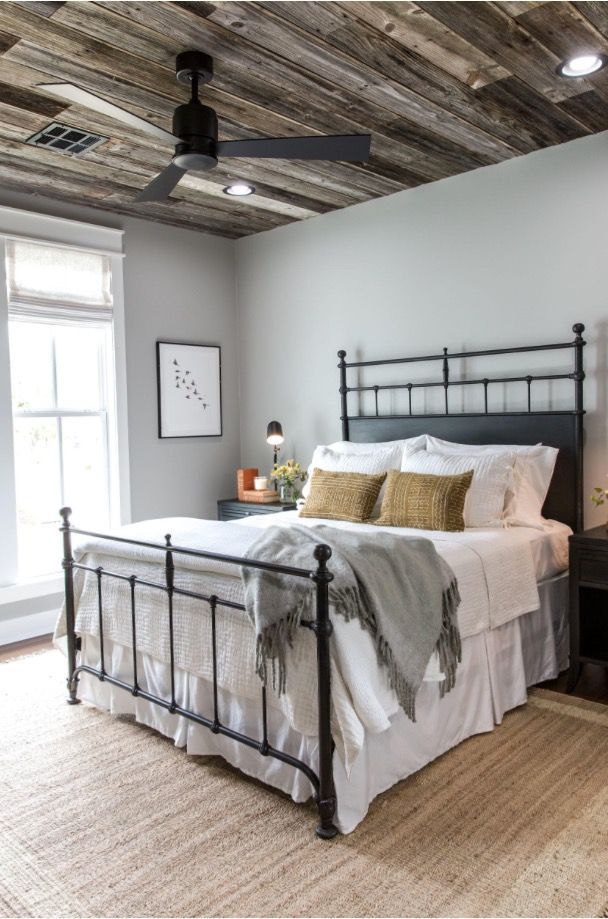 Classic and vintage farmhouse bedroom ideas 35