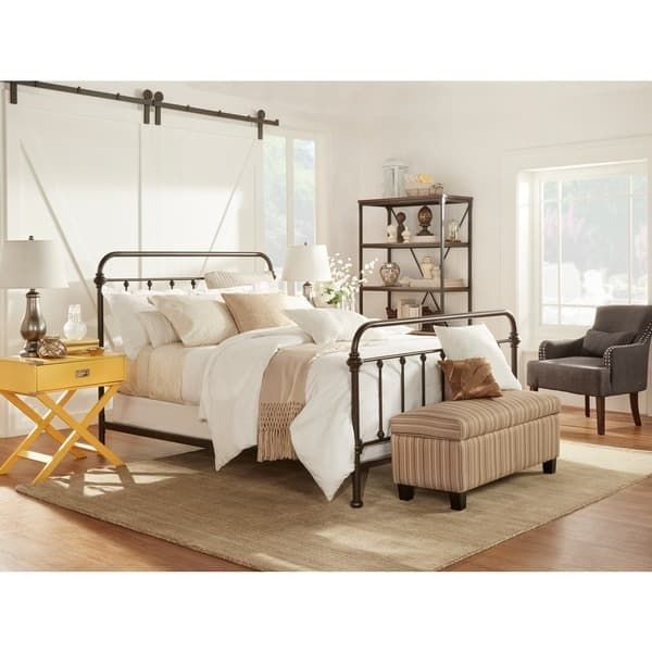 Classic and vintage farmhouse bedroom ideas 40