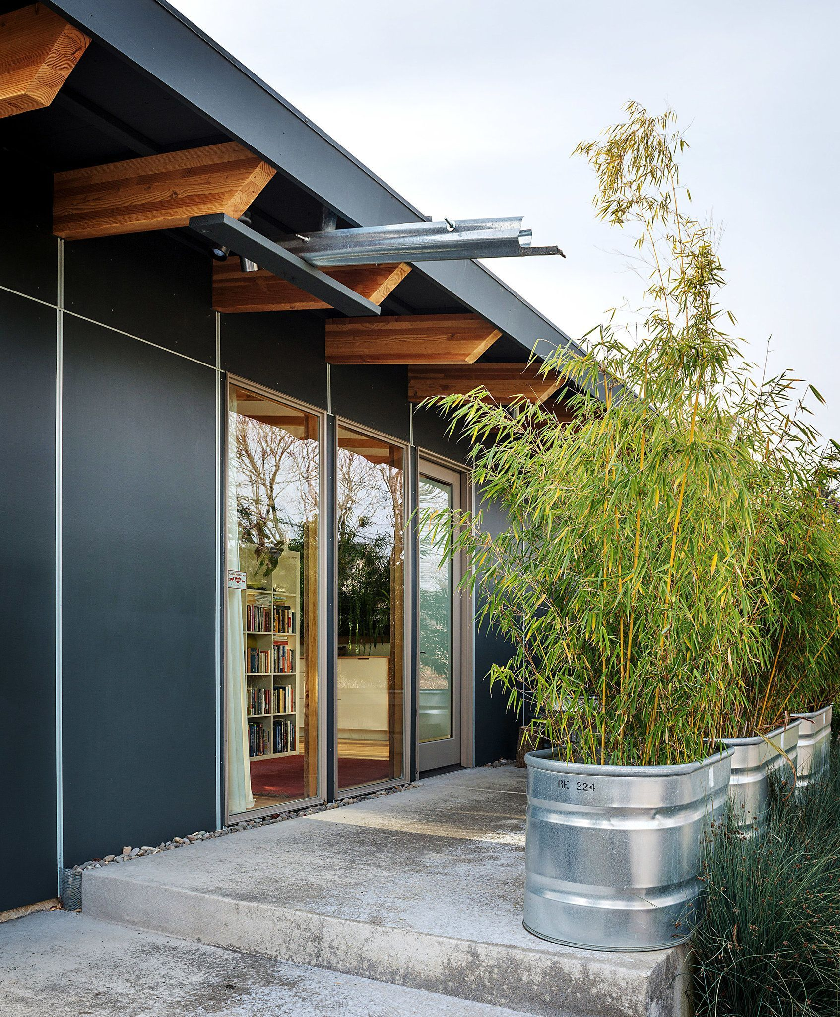 Bamboo fence ideas for small houses 35