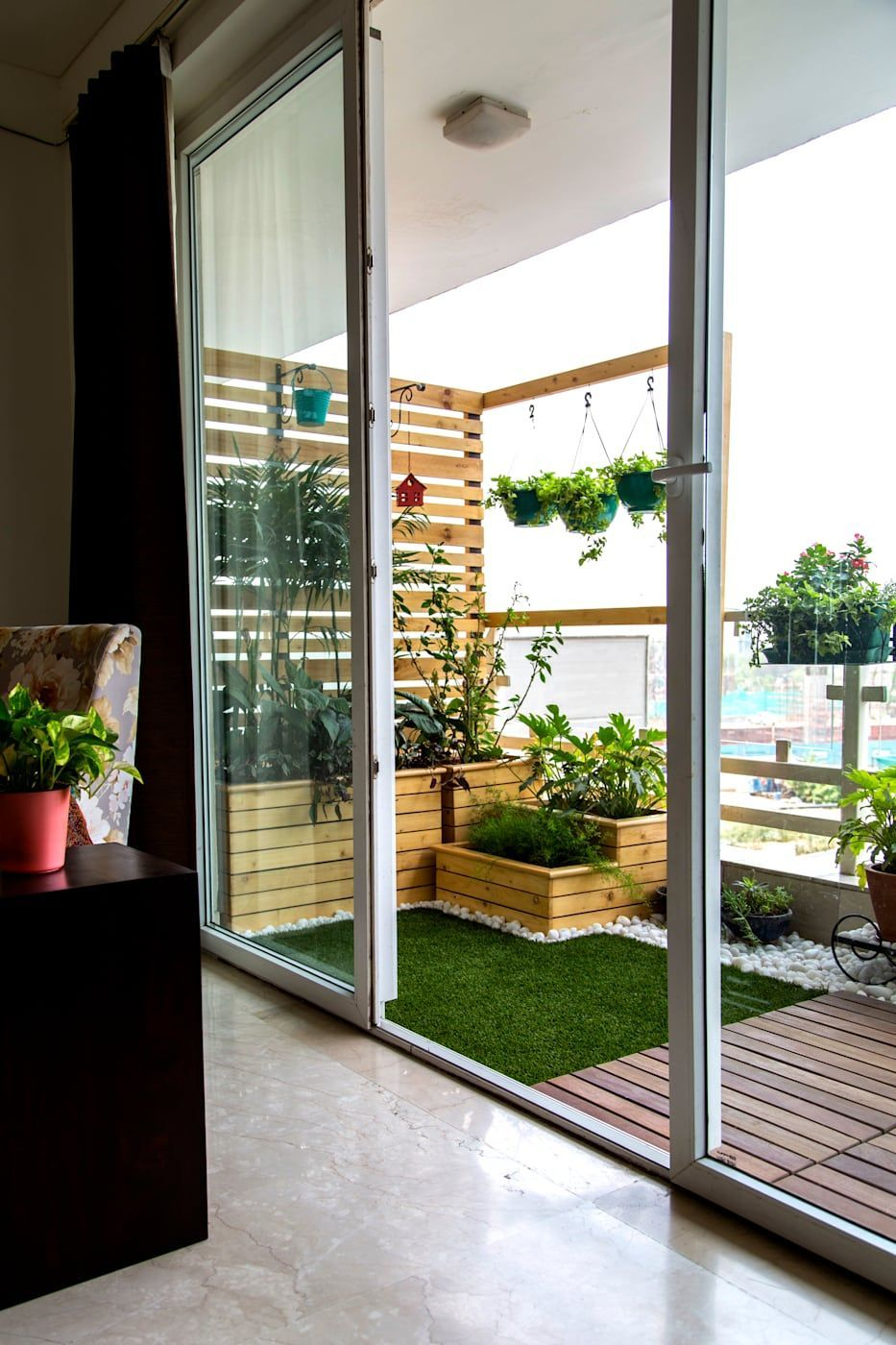 Creative small balcony design ideas for spring 25
