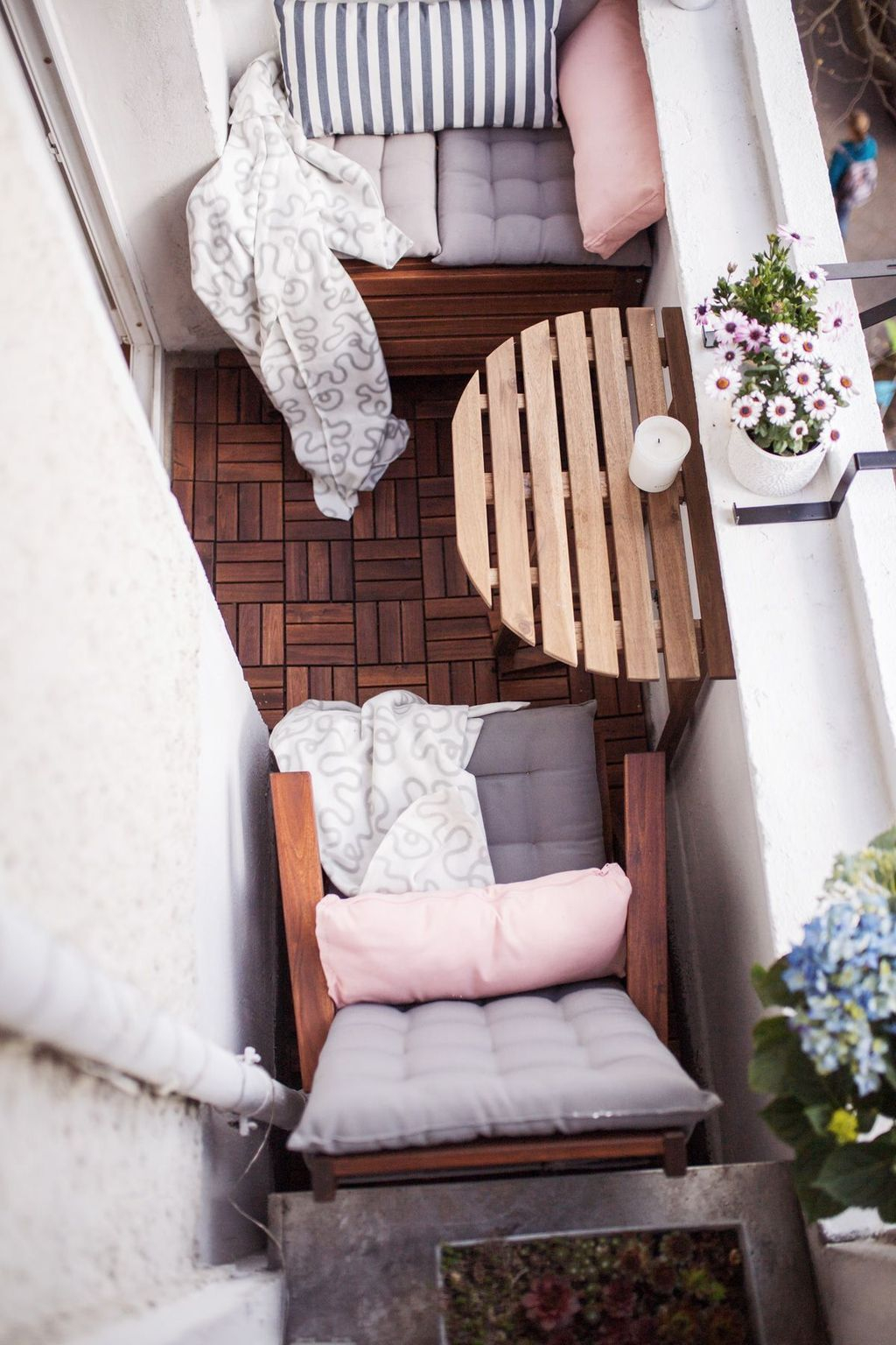 Creative small balcony design ideas for spring 28