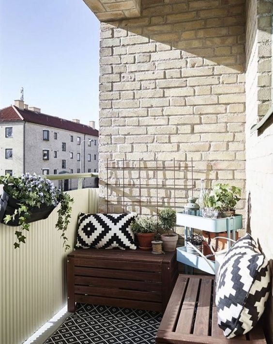 Creative small balcony design ideas for spring 33
