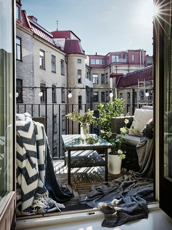 Creative small balcony design ideas for spring 35