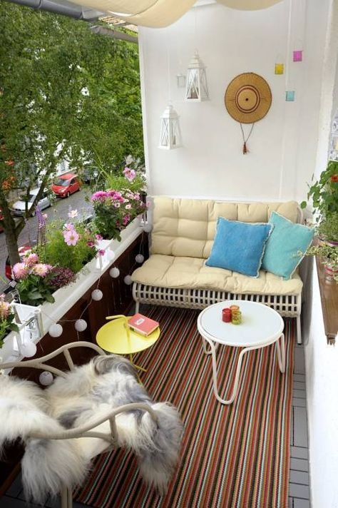 Creative small balcony design ideas for spring 38