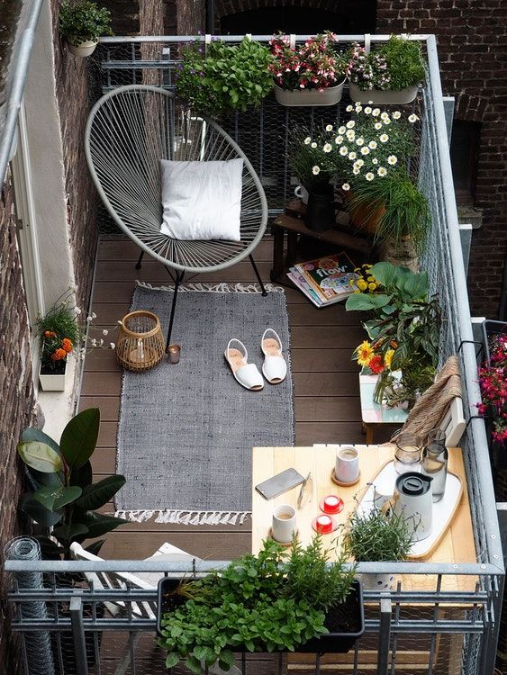 Creative small balcony design ideas for spring 61
