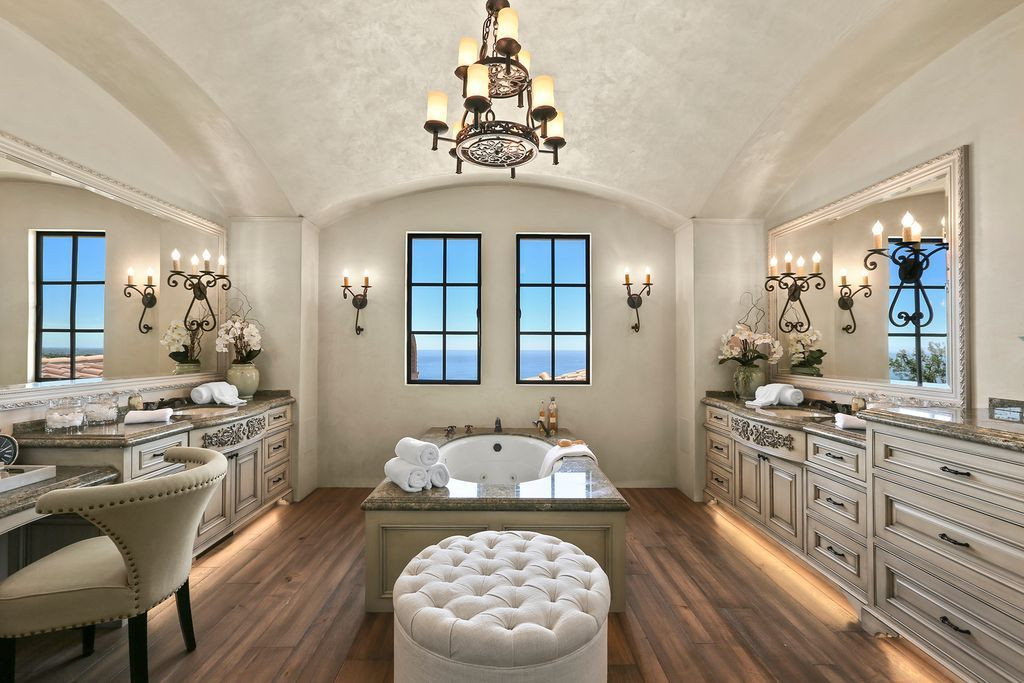 Luxury traditional bathroom design ideas for your classy room 09