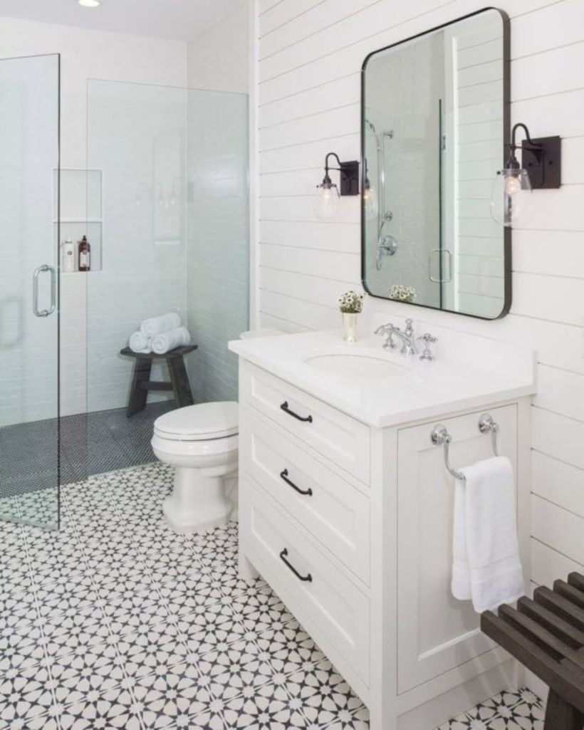 Rustic farmhouse bathroom ideas with shower 46