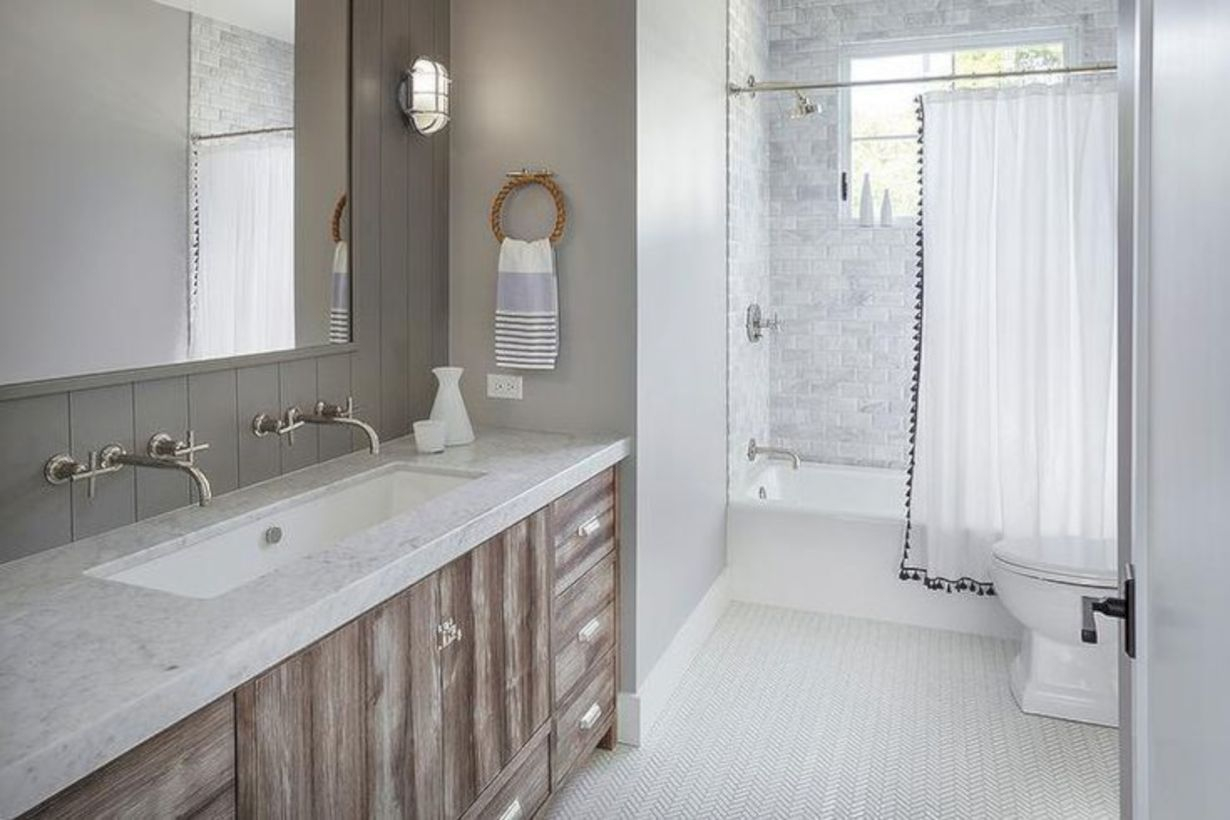 Rustic farmhouse bathroom ideas with shower 63