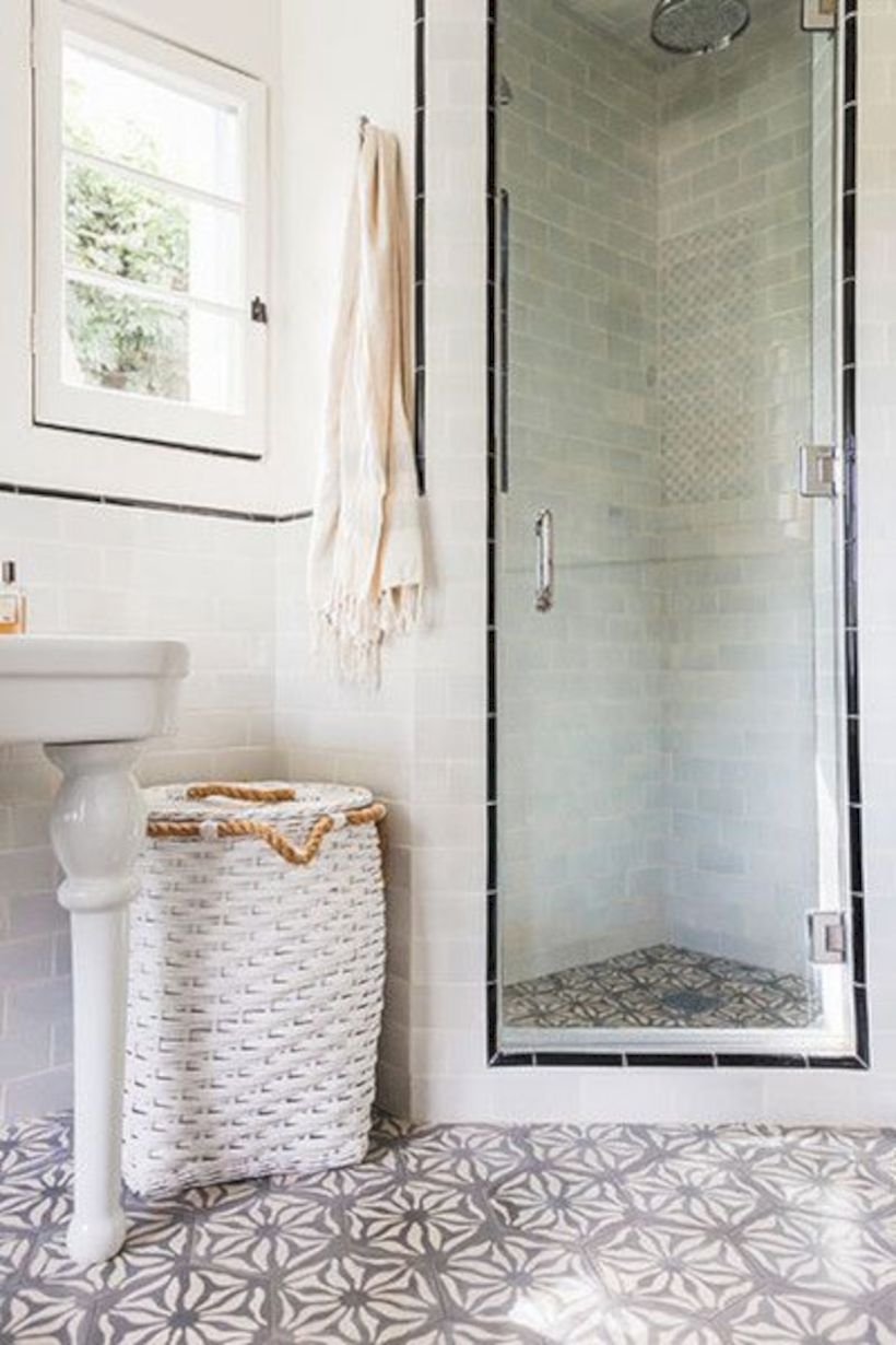 Rustic farmhouse bathroom ideas with shower 76