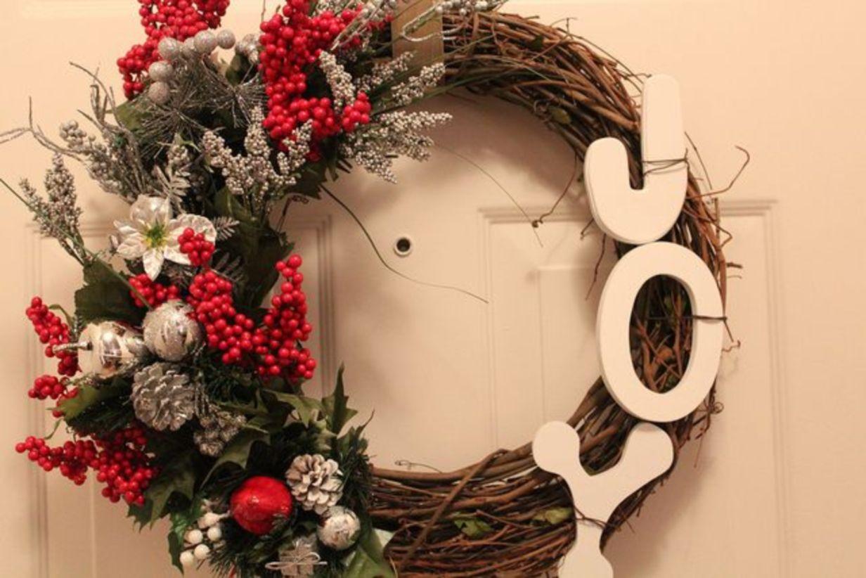Beautiful decor ideas to hang on your door that aren't wreaths 02
