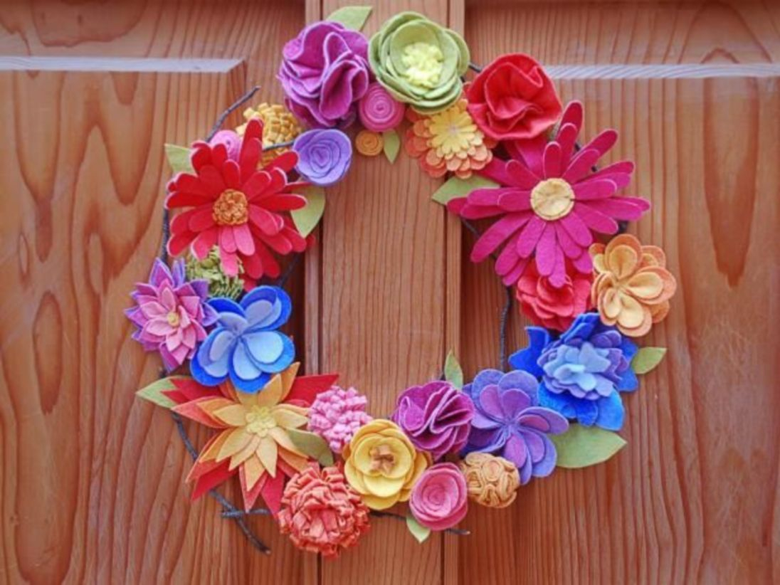Beautiful decor ideas to hang on your door that aren't wreaths 09