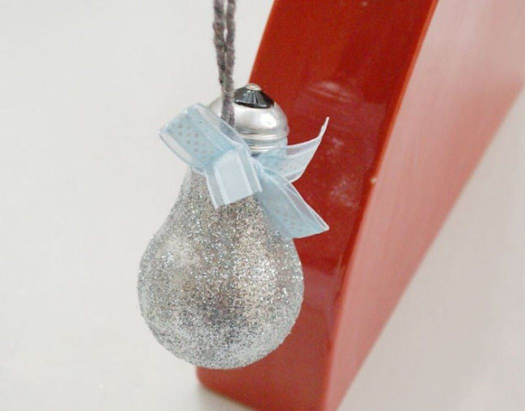 Bright ideas to recycle old light blubs 25