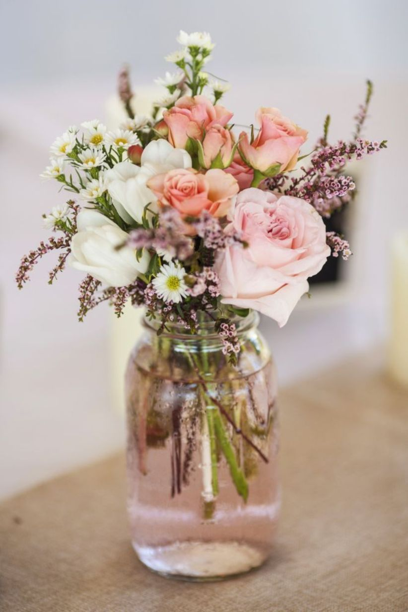Cheerful ways to use mason jars this spring 03
