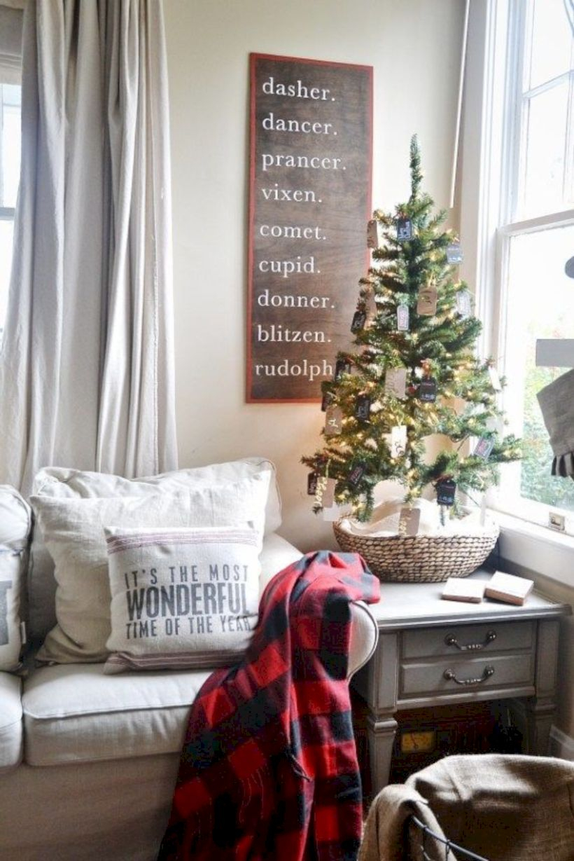Adorable farmhouse christmas decor ideas 24