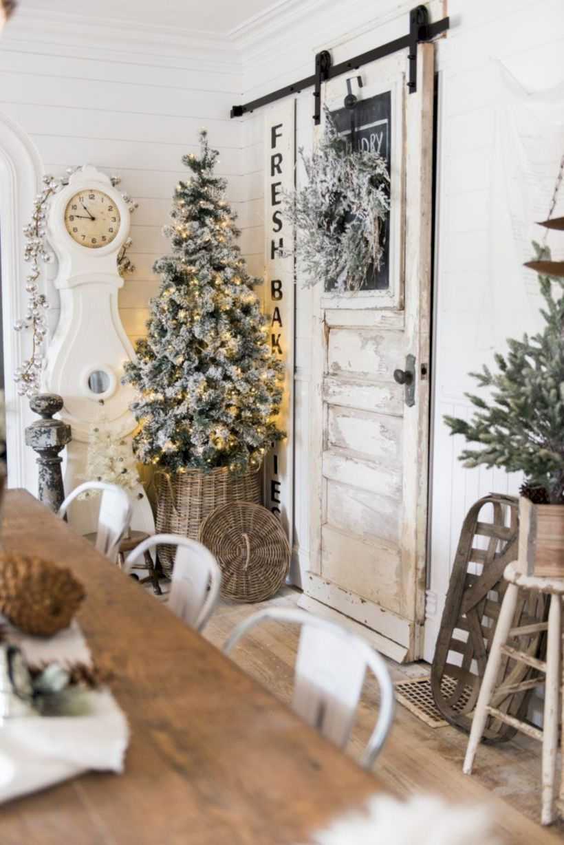 Adorable farmhouse christmas decor ideas 25