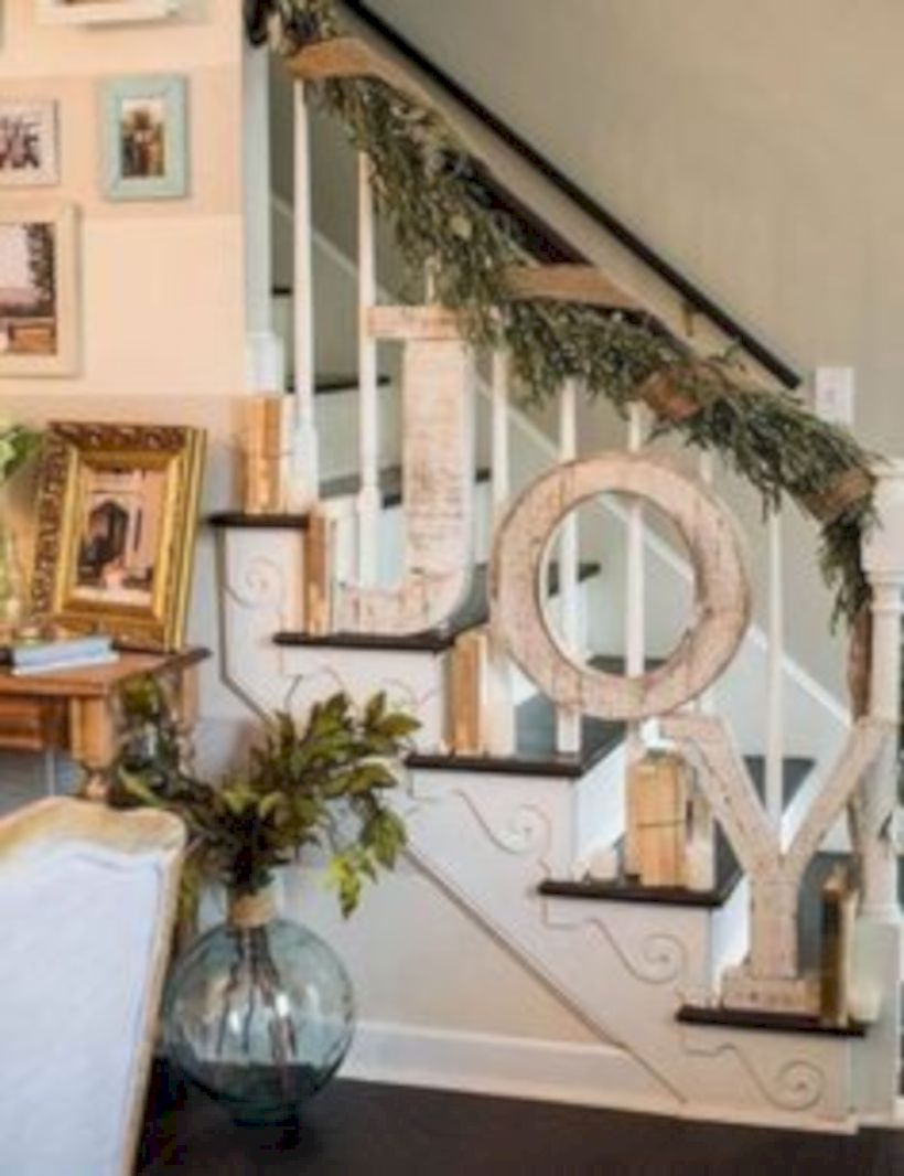 Adorable farmhouse christmas decor ideas 34