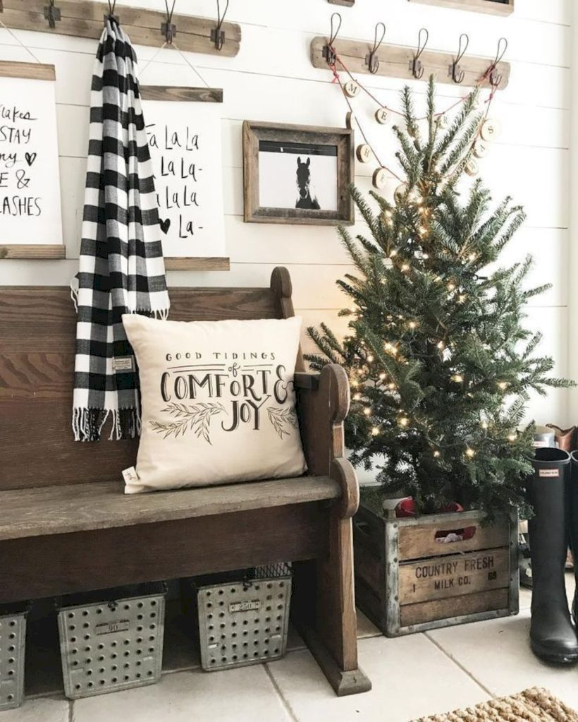 Adorable farmhouse christmas decor ideas 38