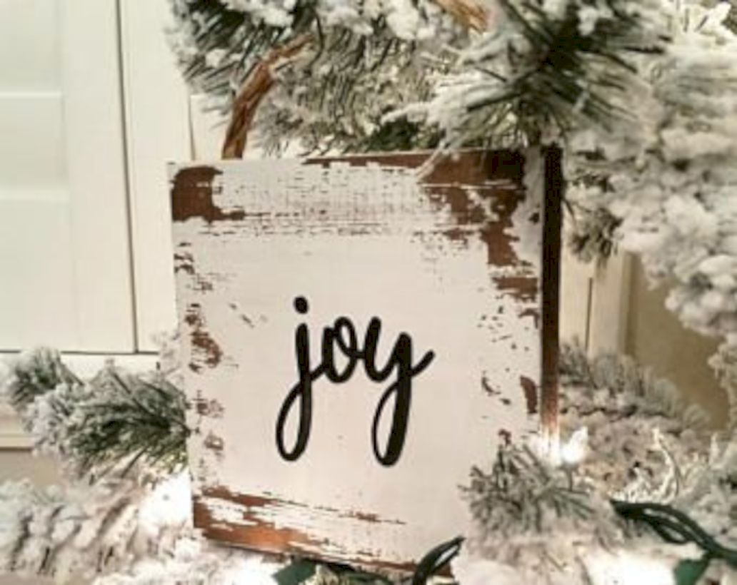 Adorable farmhouse christmas decor ideas 43