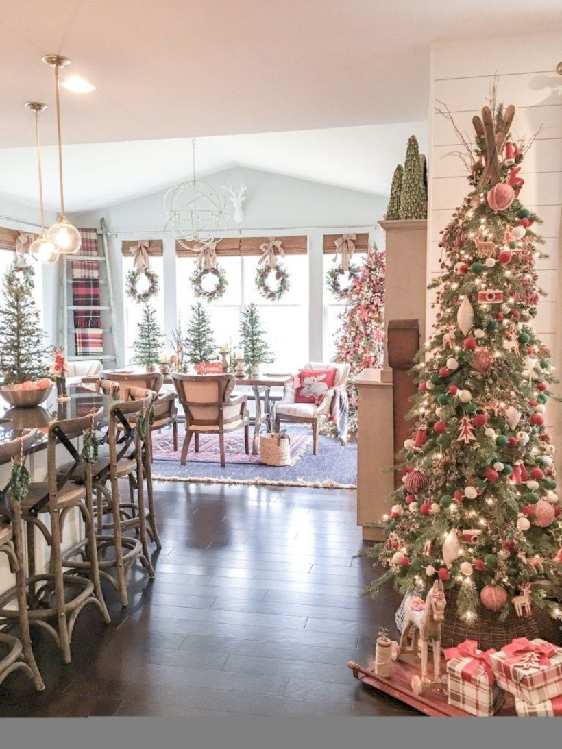 Adorable farmhouse christmas decor ideas 47
