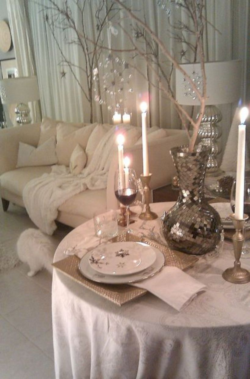 Beautiful winter table decoration ideas for a romantic dinner 04