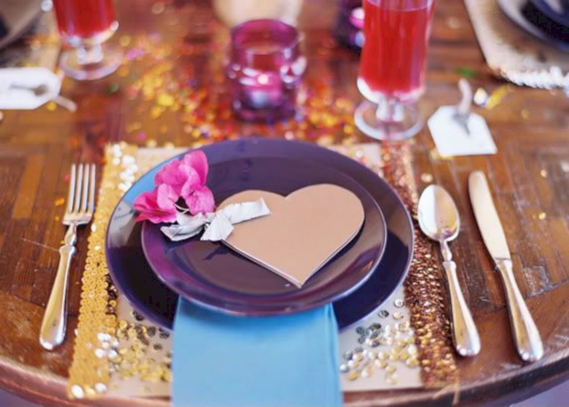 Beautiful winter table decoration ideas for a romantic dinner 31