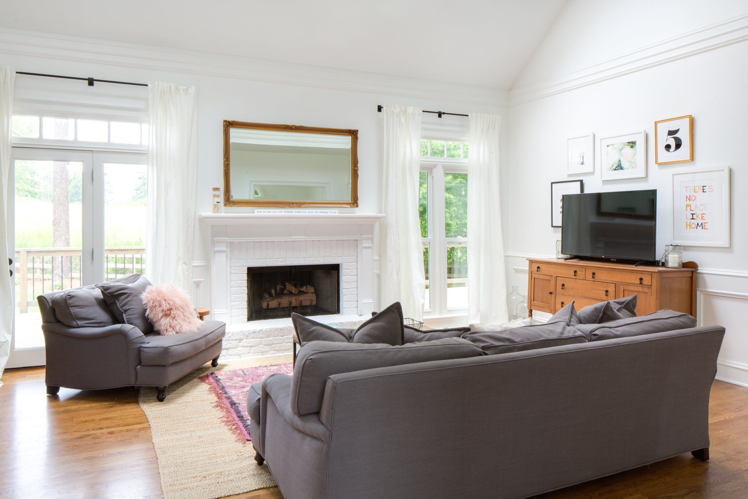 Modern tv stand design ideas for small living room 34