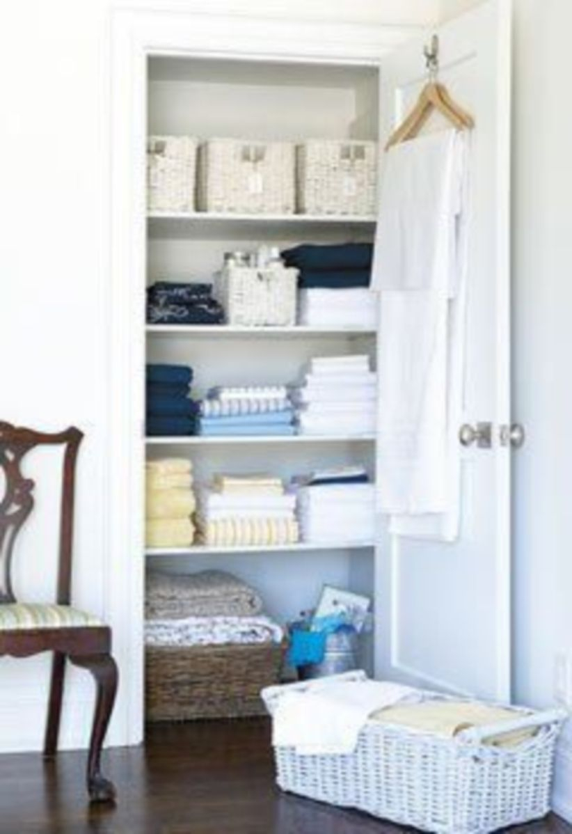 42 Ways To Organizing Your Chaotic Linen Closet - Matchness.com