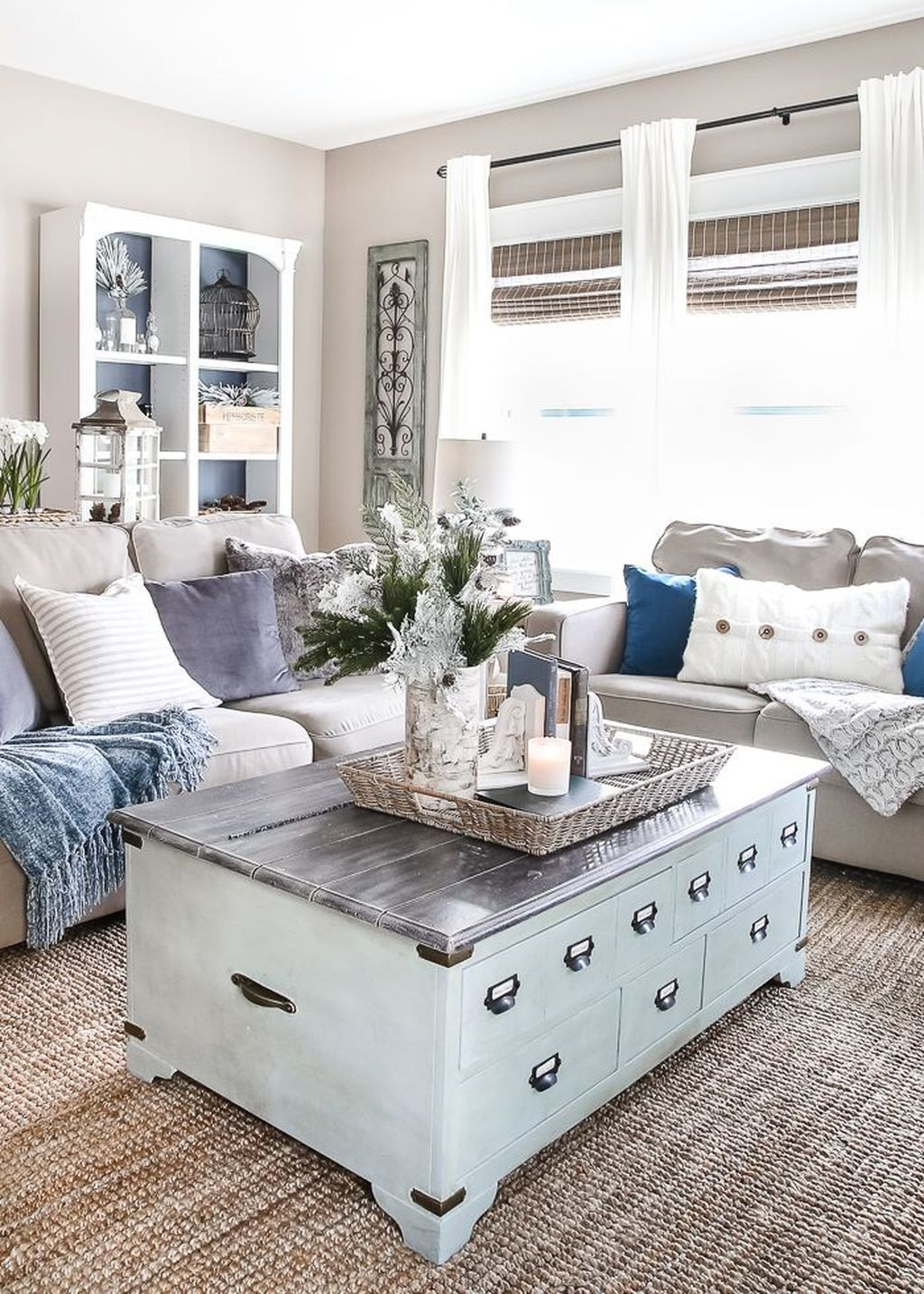 Cozy living room decor ideas to make anyone feel right at home 38