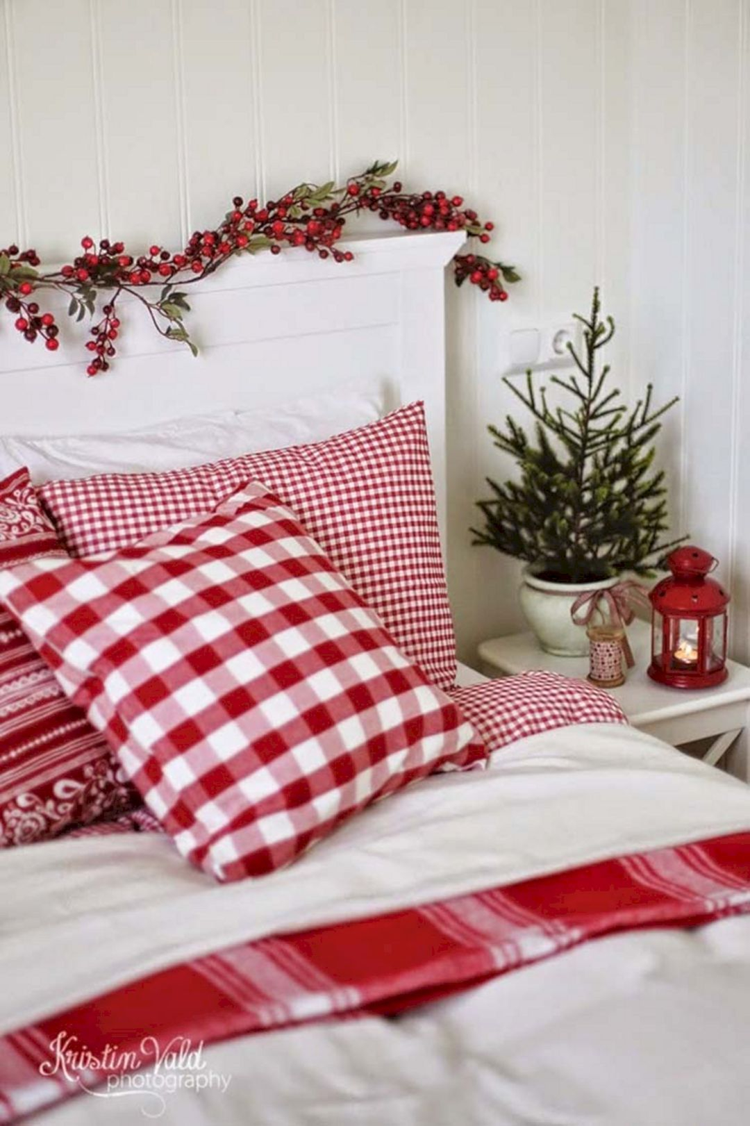Cozy and beautiful bedroom for winter decor ideas 07