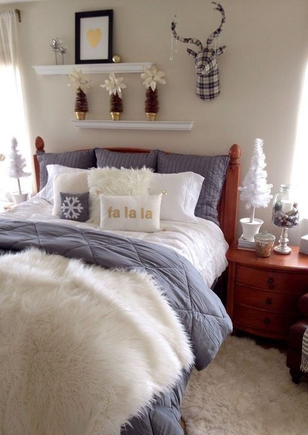 Cozy and beautiful bedroom for winter decor ideas 26