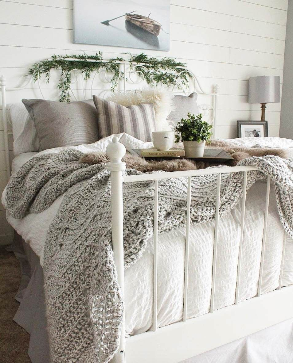 Cozy and beautiful bedroom for winter decor ideas 42