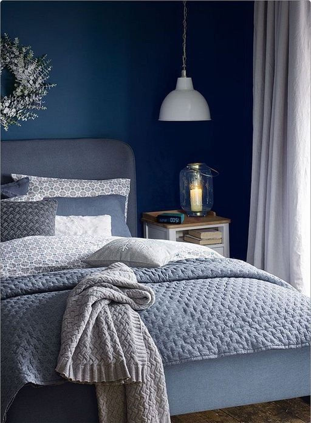 Cozy and beautiful bedroom for winter decor ideas 48