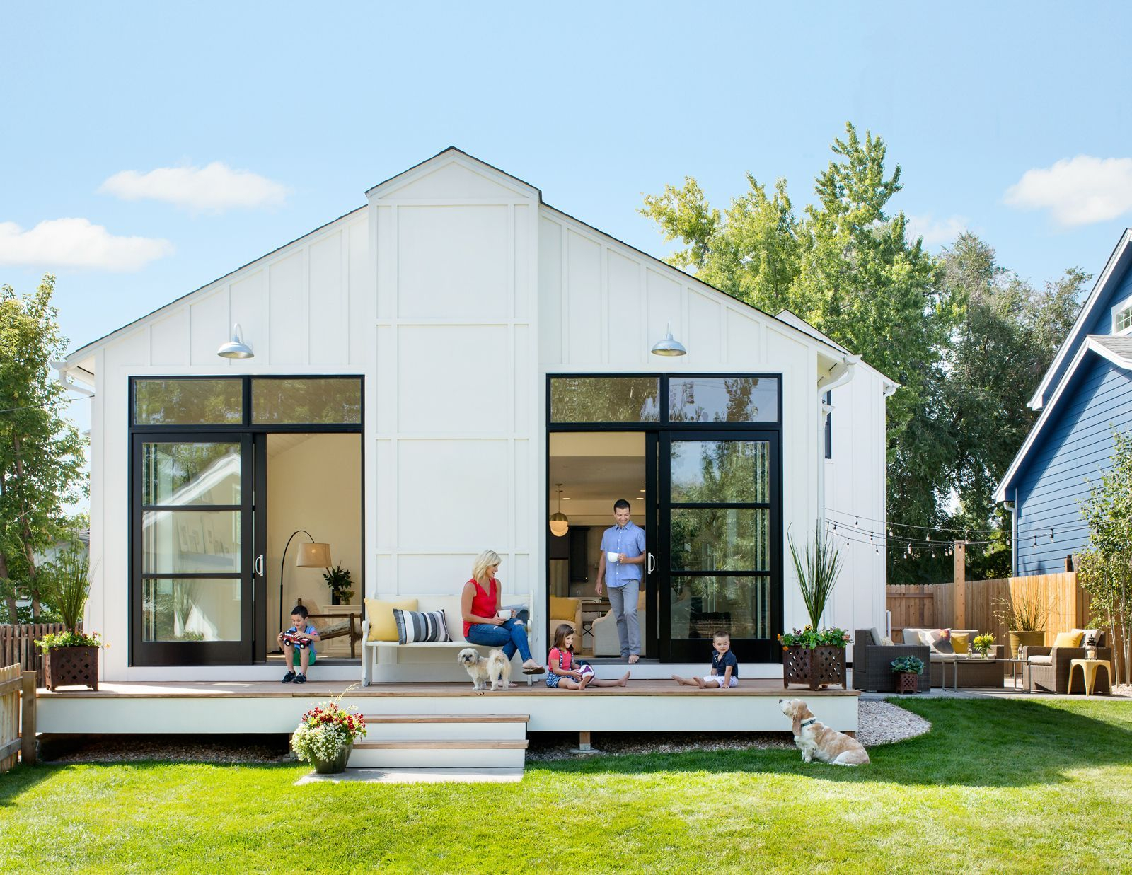 Modern farmhouse exterior design ideas 07