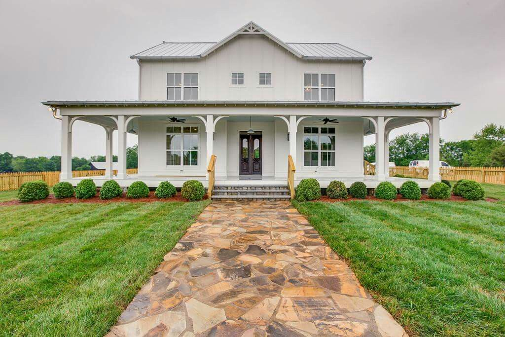 Modern farmhouse exterior design ideas 20