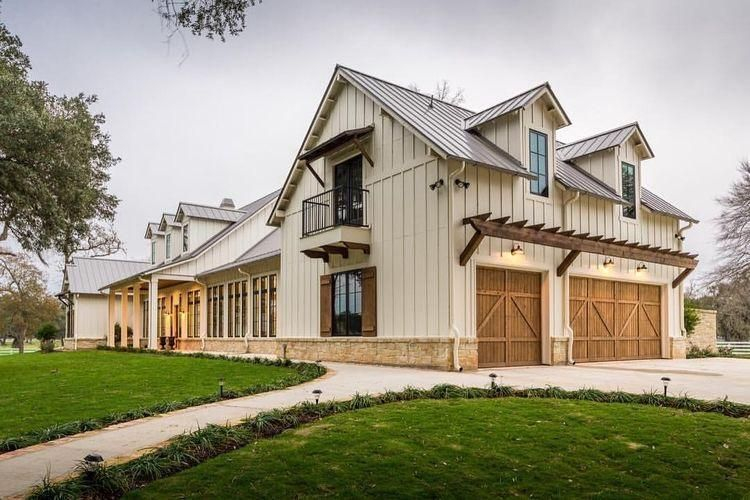 Modern farmhouse exterior design ideas 27